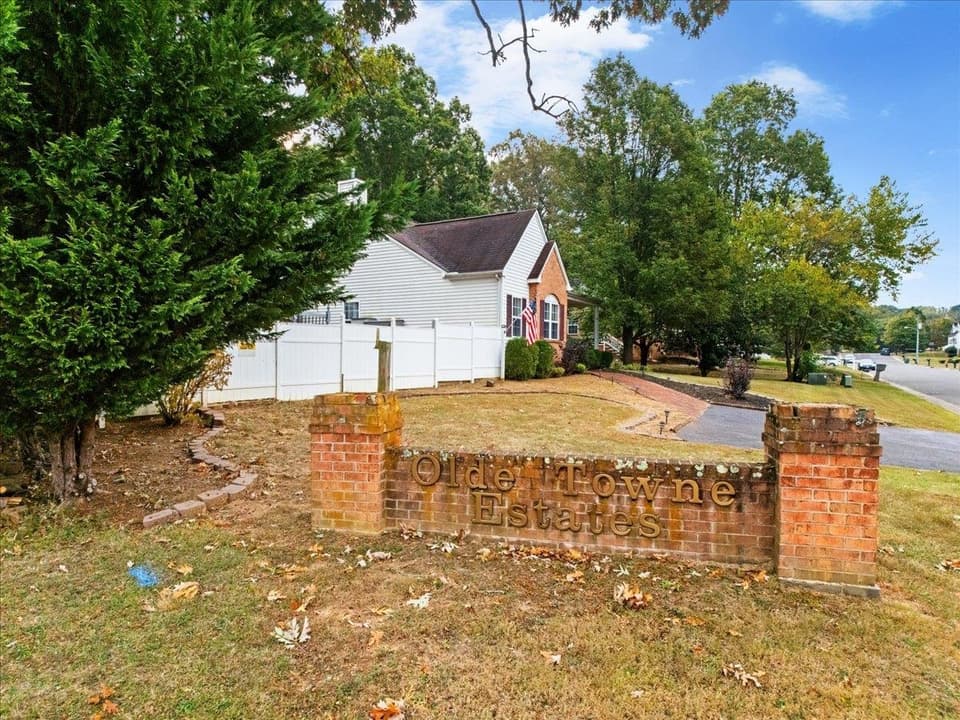 200 Robert Street, photo 8 of 40