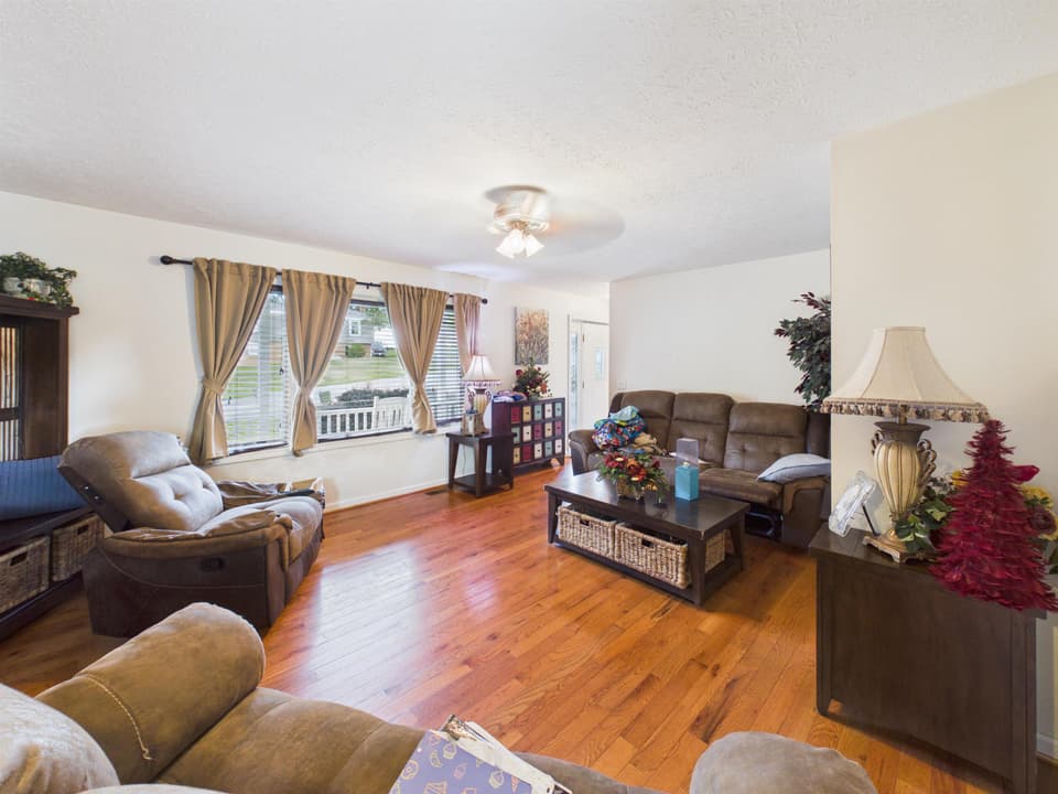 209 Rolling Hills Drive, photo 21 of 40