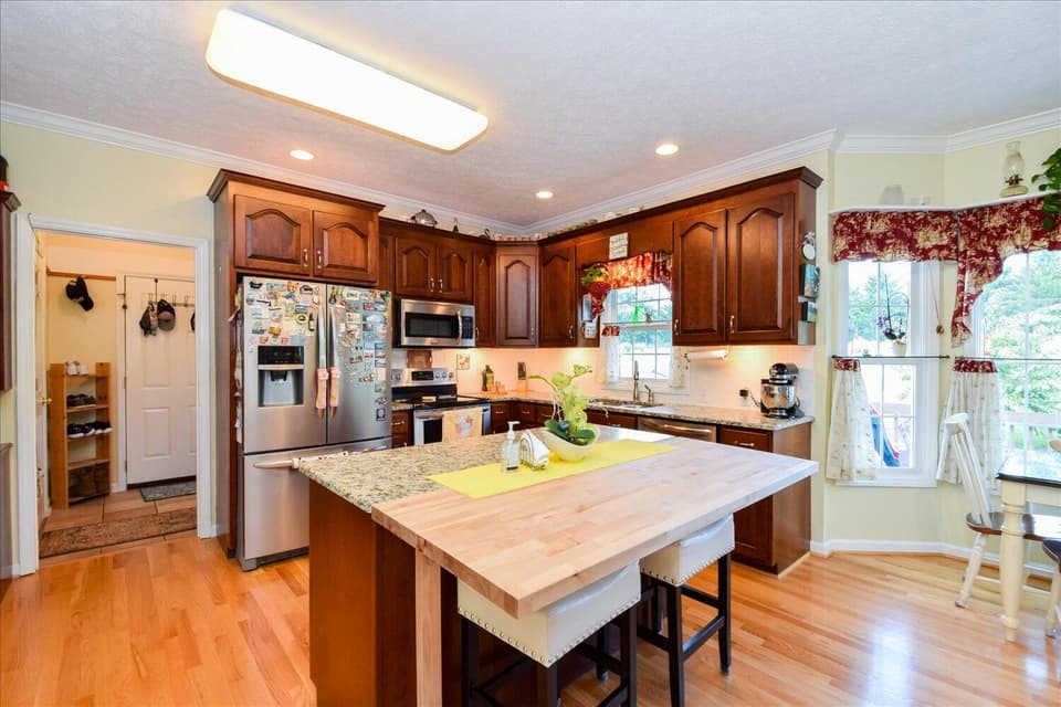 2070 Lake Vista Drive, photo 2 of 36