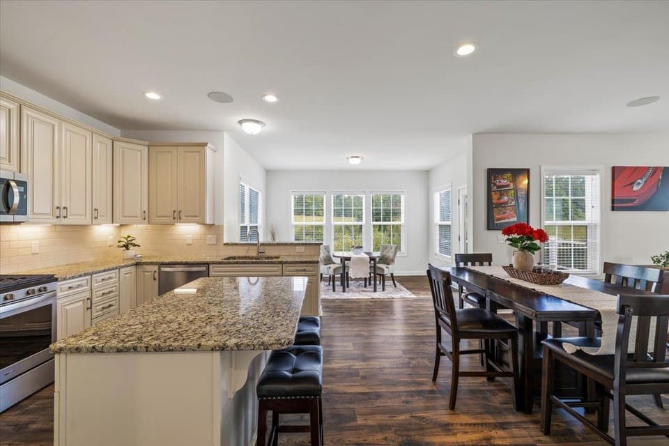 870 Jefferson Circle, photo 7 of 40