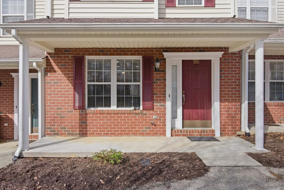 565 Oaktree Boulevard, photo 5 of 31