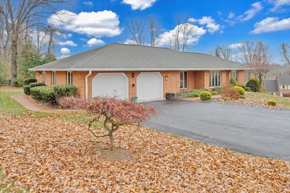 290 Patricia Lane SE, photo 3 of 40