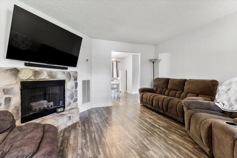 365 S Hill Drive, photo 5 of 40