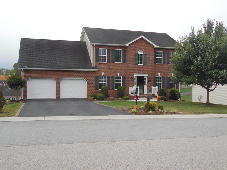 635 Keystone Drive NW, photo 2 of 22