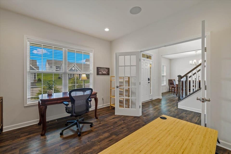 870 Jefferson Circle, photo 4 of 40