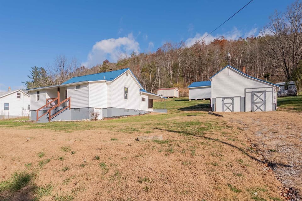 854 Den Hill Road, photo 3 of 40