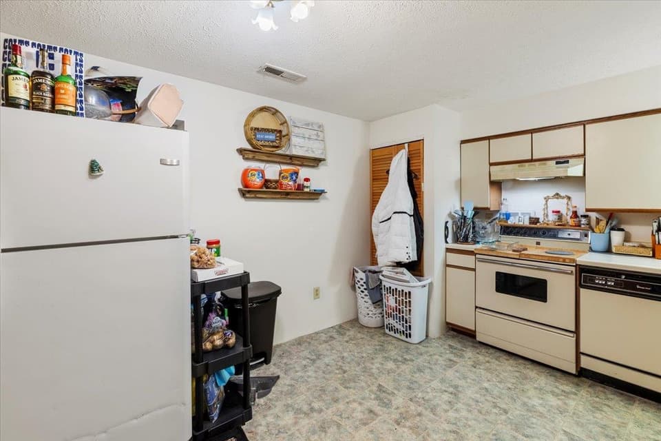 2590 Townhouse Street, photo 10 of 39
