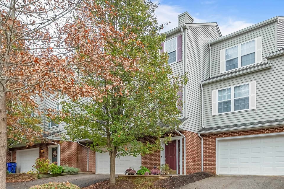 590 Tall Oak Boulevard, photo 2 of 40