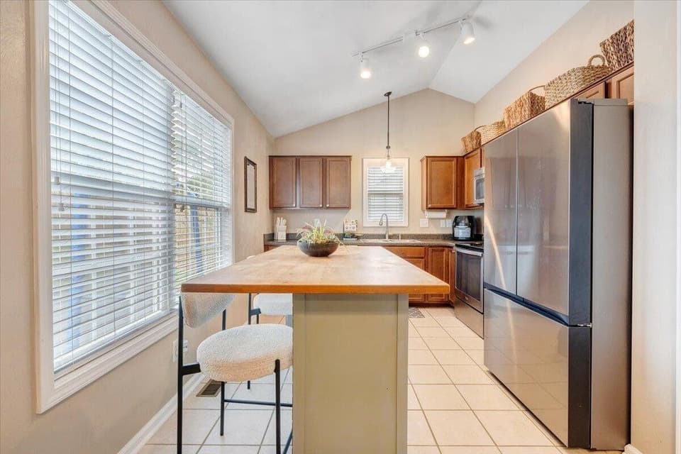 590 Keystone Drive, photo 10 of 37