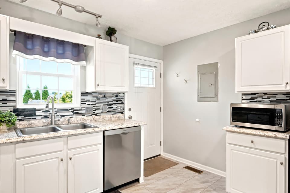 175 Darci Drive SE, photo 10 of 34