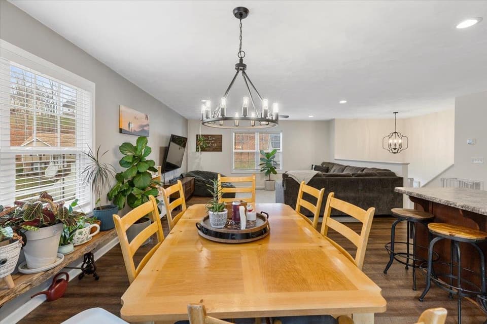 1041 St Clair Lane, photo 14 of 40