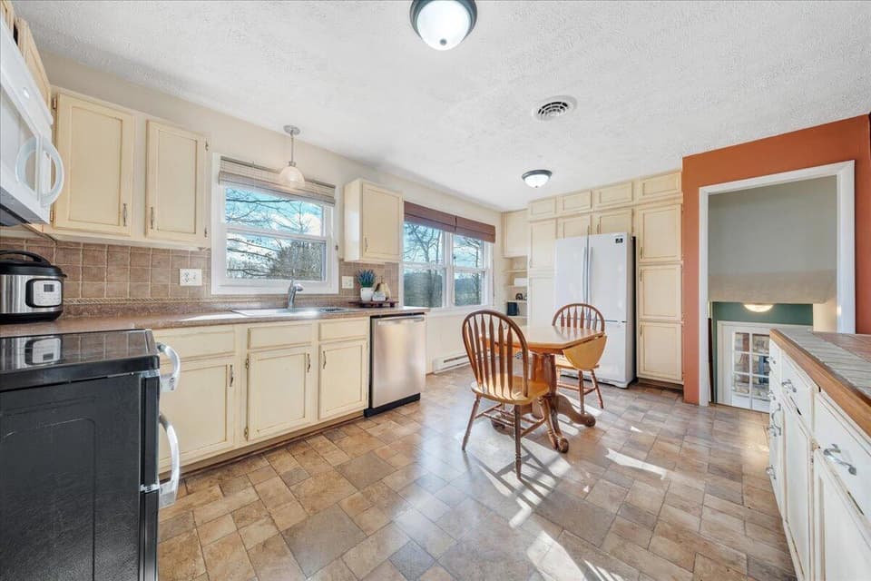 1100 Flint Drive, photo 10 of 37