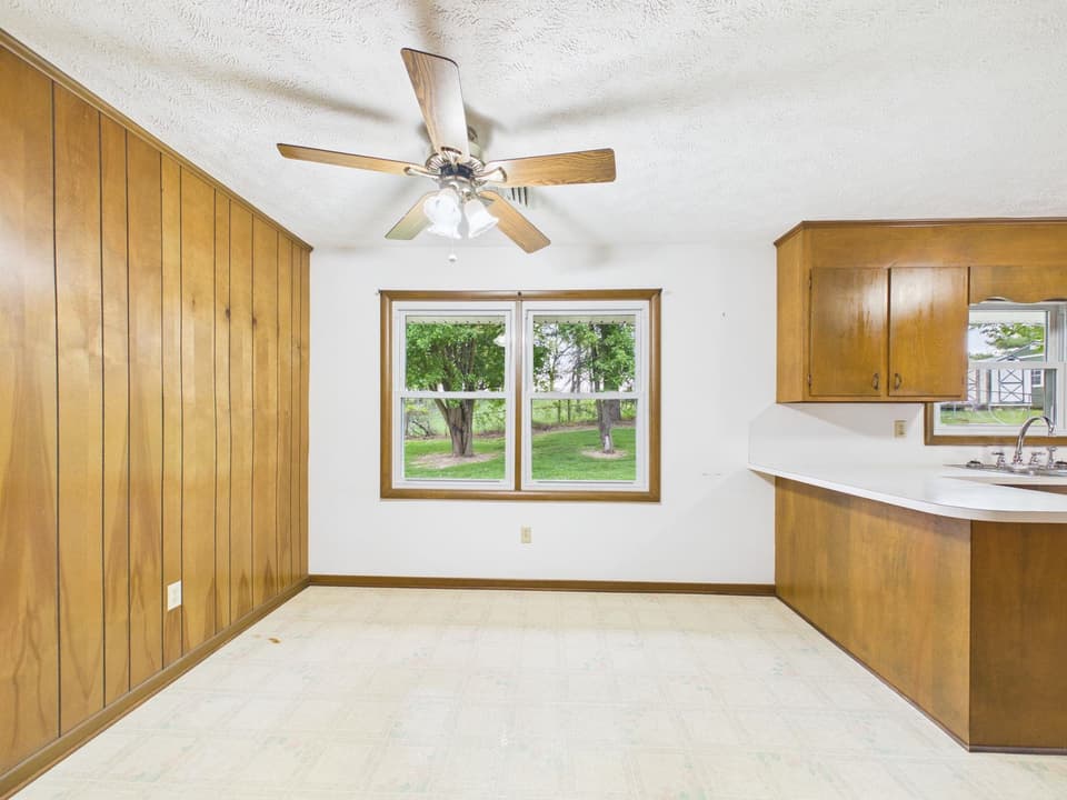 405 Maple Drive SE, photo 5 of 37