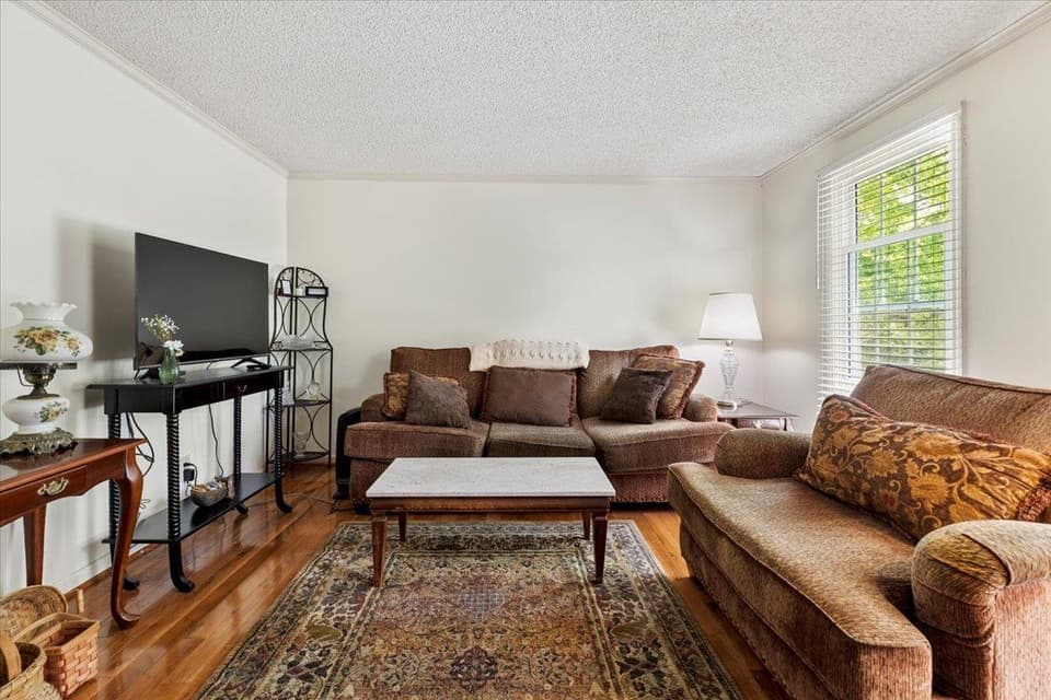 1290 Sherwood Drive, photo 5 of 40