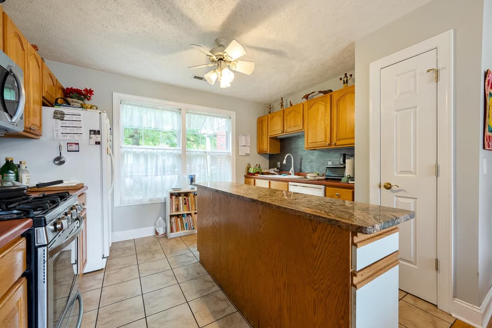 195 Tall Oak Boulevard, photo 16 of 40