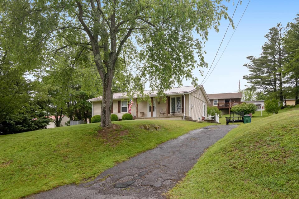 490 Sunnyside Lane, photo 3 of 36