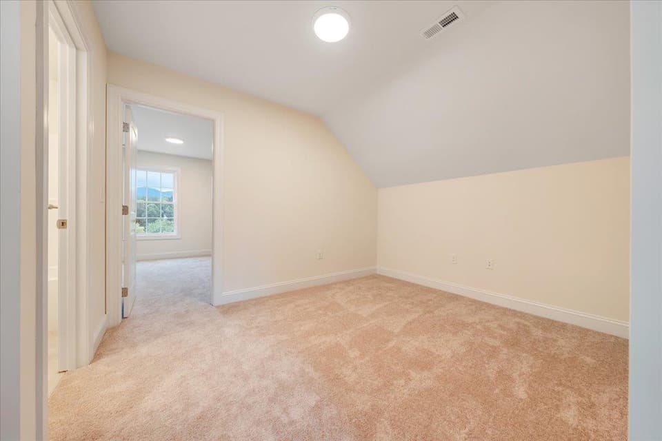 940 Holland Loop, photo 11 of 40