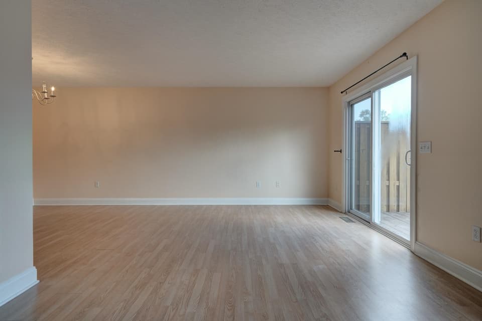 815 Oaktree Boulevard, photo 8 of 30