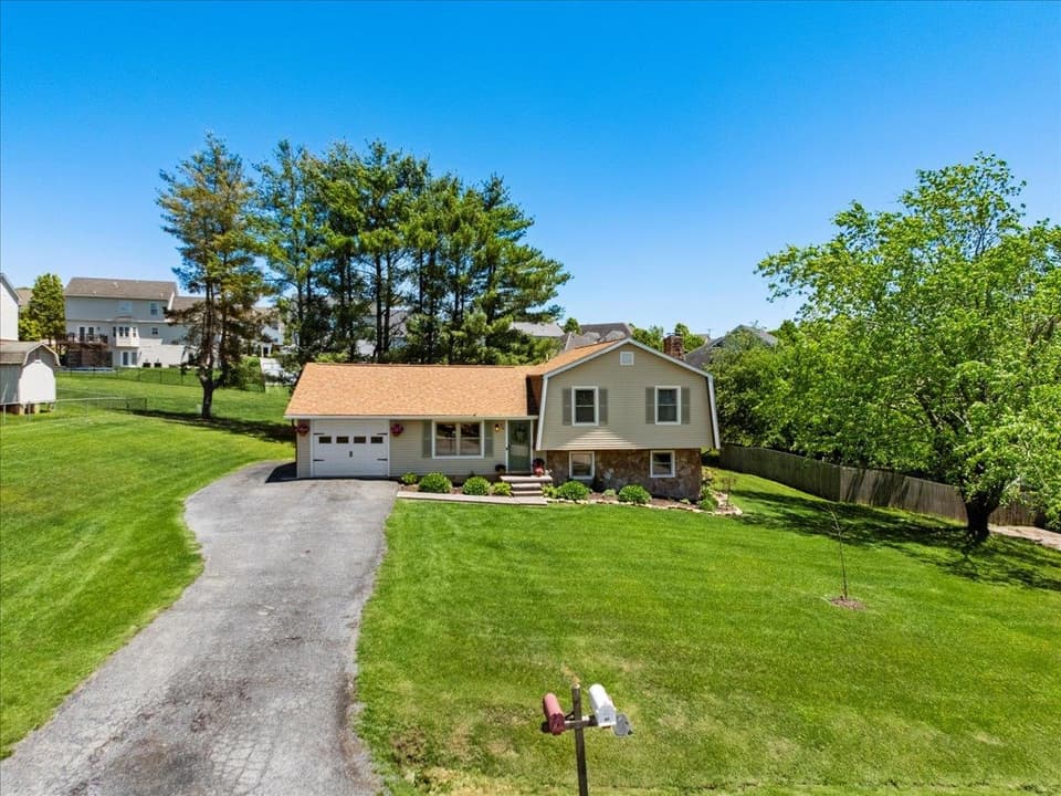 80 Henley Drive, photo 3 of 40