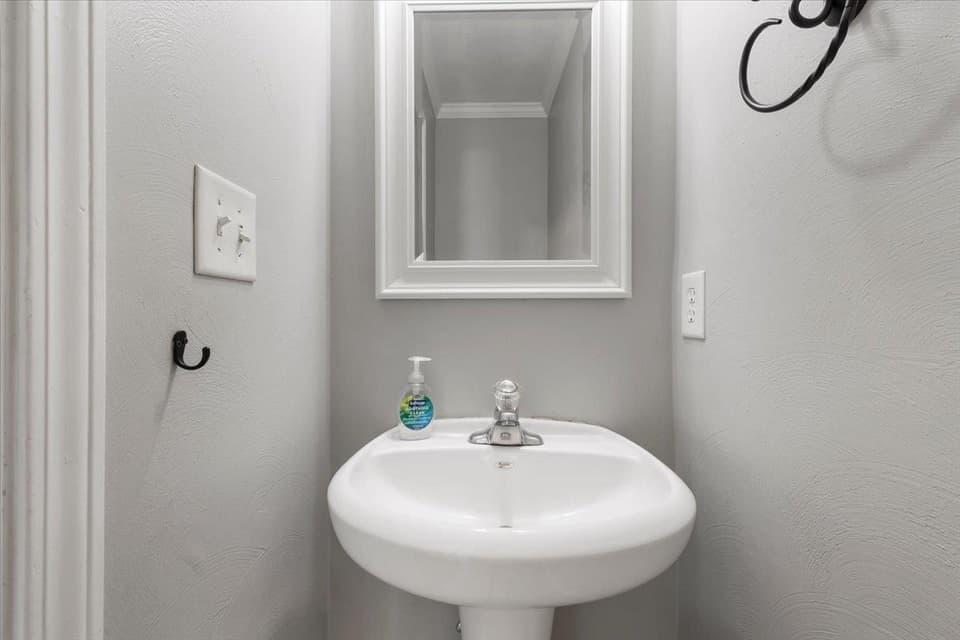 305 Sequoia Circle, photo 8 of 40