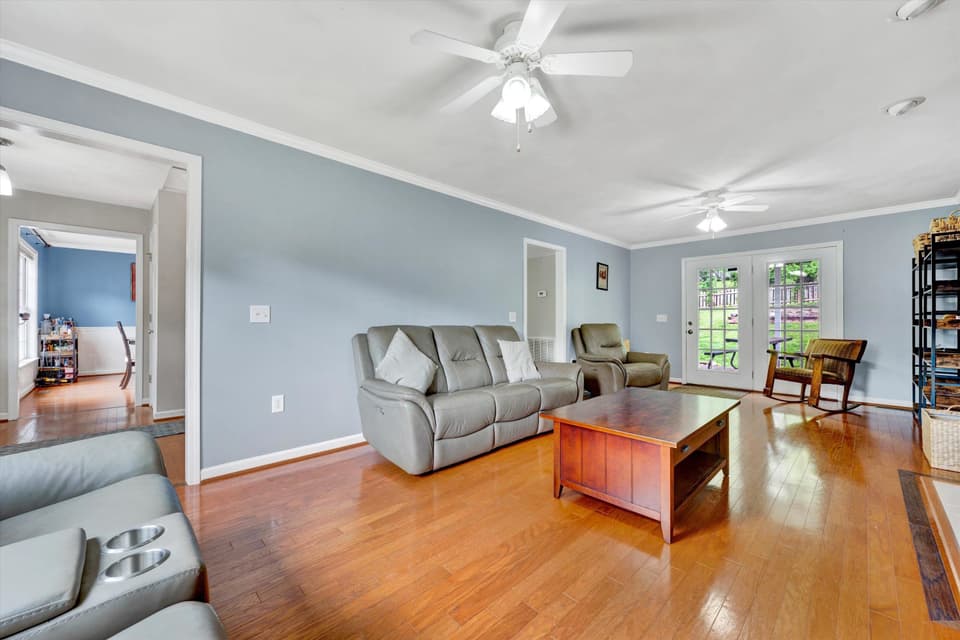 135 Sapphire Avenue, photo 7 of 40