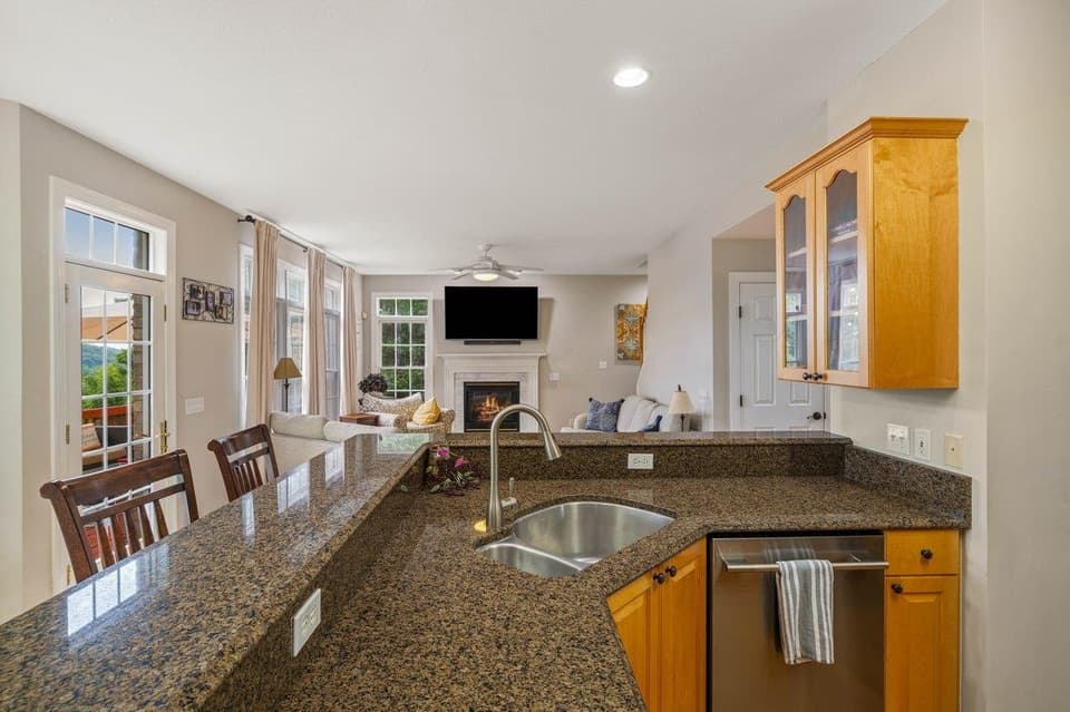 2050 Lubna Drive, photo 8 of 40