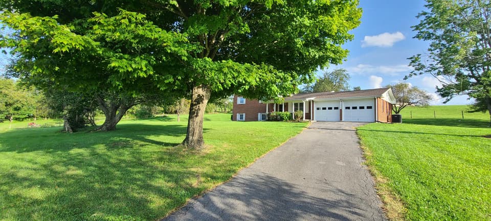 1699 Harman Dr, photo 2 of 39