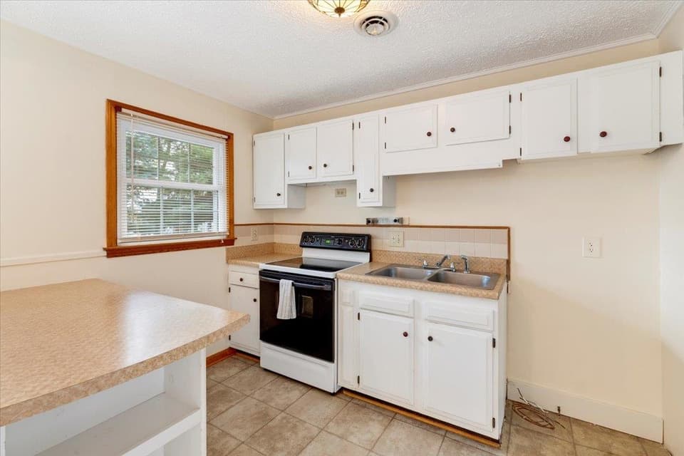 1363 Dow Street, photo 10 of 40