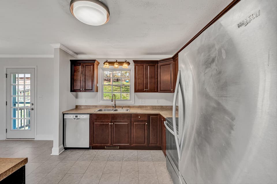 385 Tanglewood Drive SE, photo 10 of 40