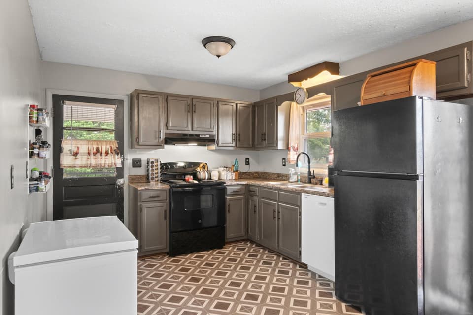 326 Rolling Hills Drive, photo 11 of 40