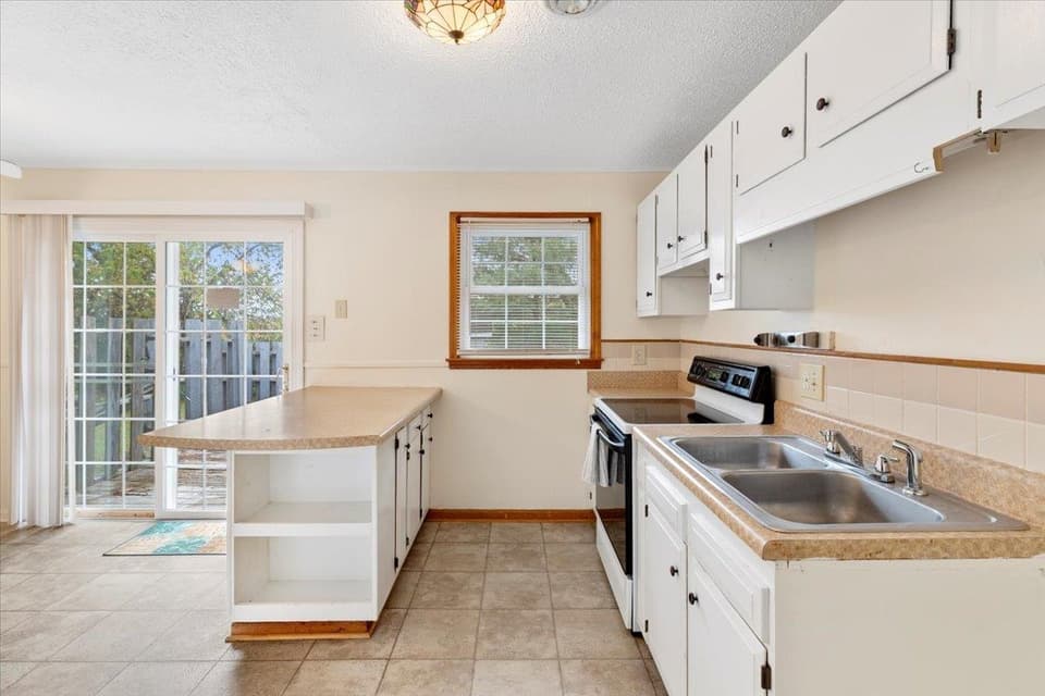1363 Dow Street, photo 9 of 40