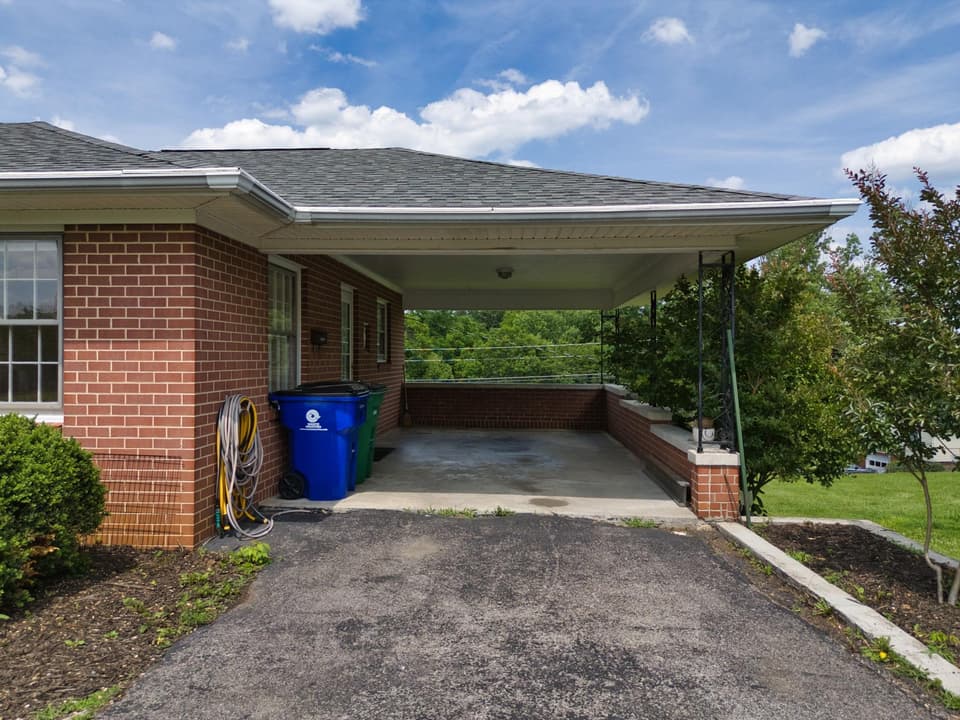 108 Roseland Drive, photo 6 of 40