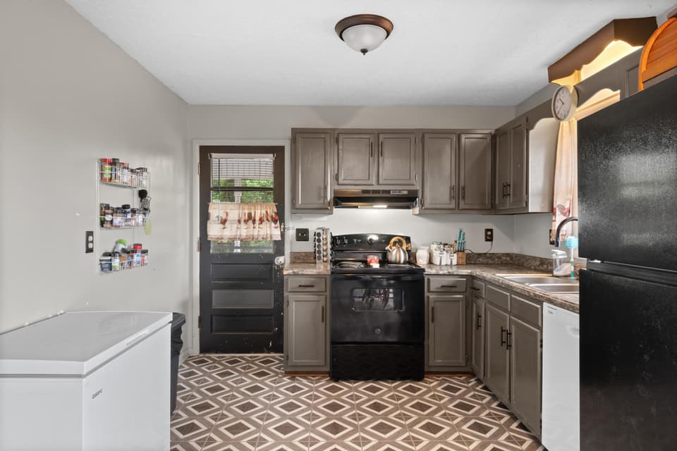 326 Rolling Hills Drive, photo 12 of 40
