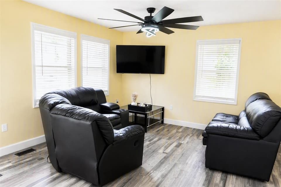 455 Stone Street, photo 9 of 36