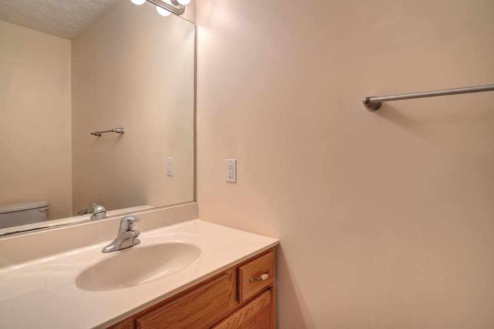 815 Oaktree Boulevard, photo 4 of 30