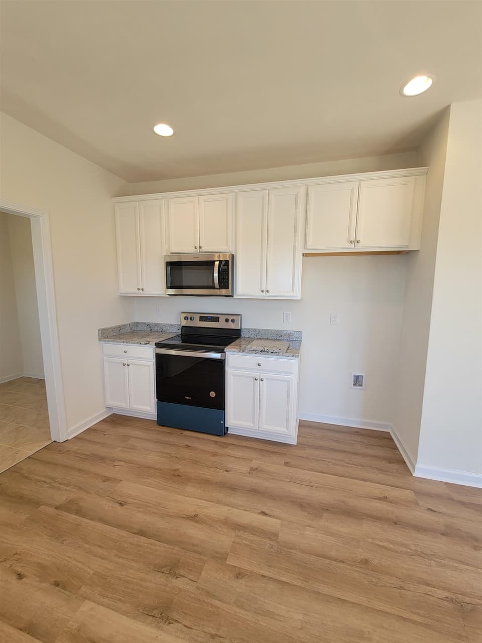 990 Holland Loop, photo 3 of 10