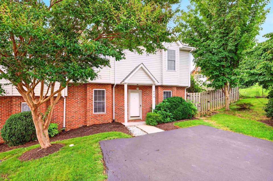 220 Darci Drive SE, photo 2 of 40