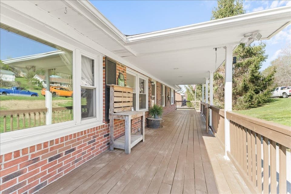 310 Overland Drive, photo 5 of 37