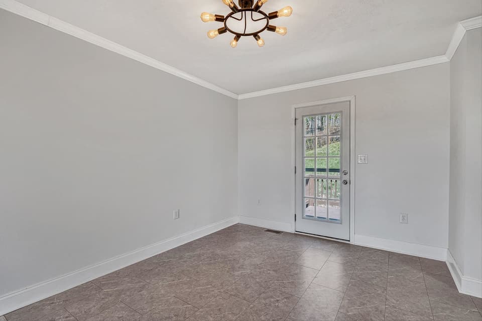 385 Tanglewood Drive SE, photo 8 of 40
