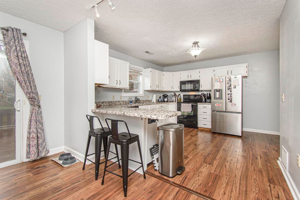595 Tarrytown Road, photo 18 of 33