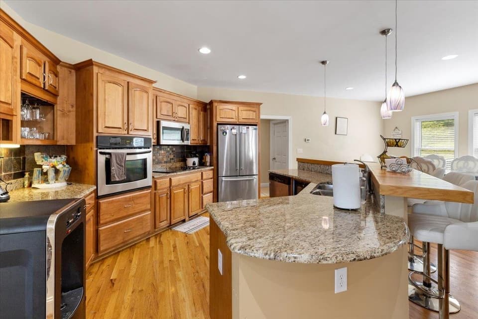 1015 Falor Lane, photo 15 of 40