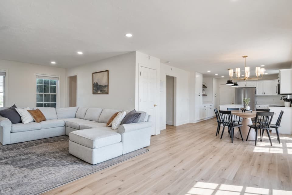 180 Sapphire Avenue, photo 16 of 40