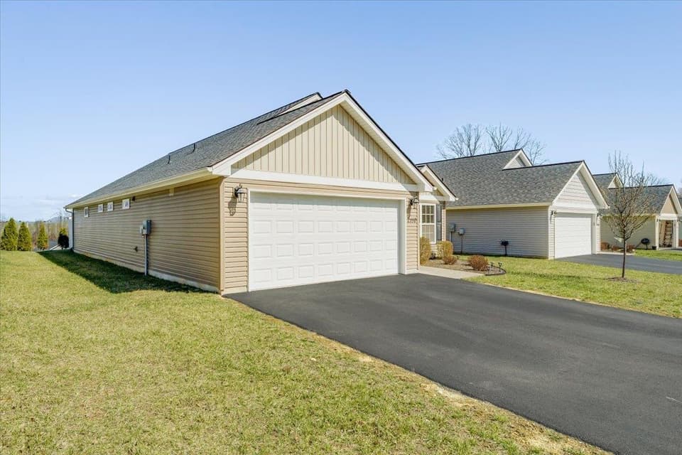 2150 Giles Drive, photo 2 of 37