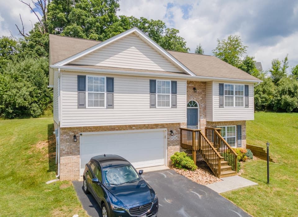 200 Wistaria Drive, photo 7 of 35