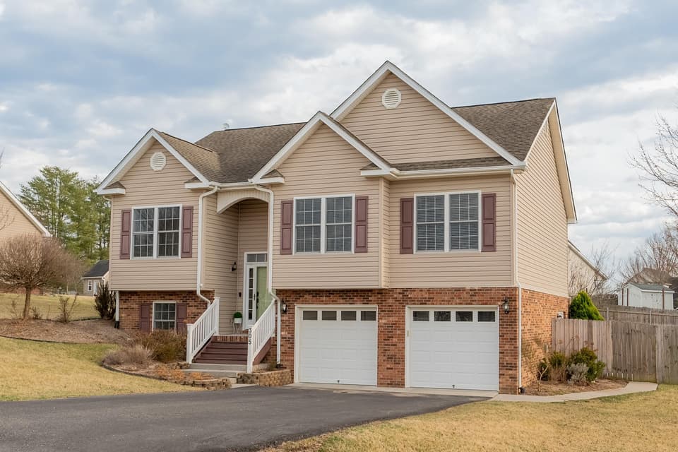 305 Meadow Drive, photo 2 of 40