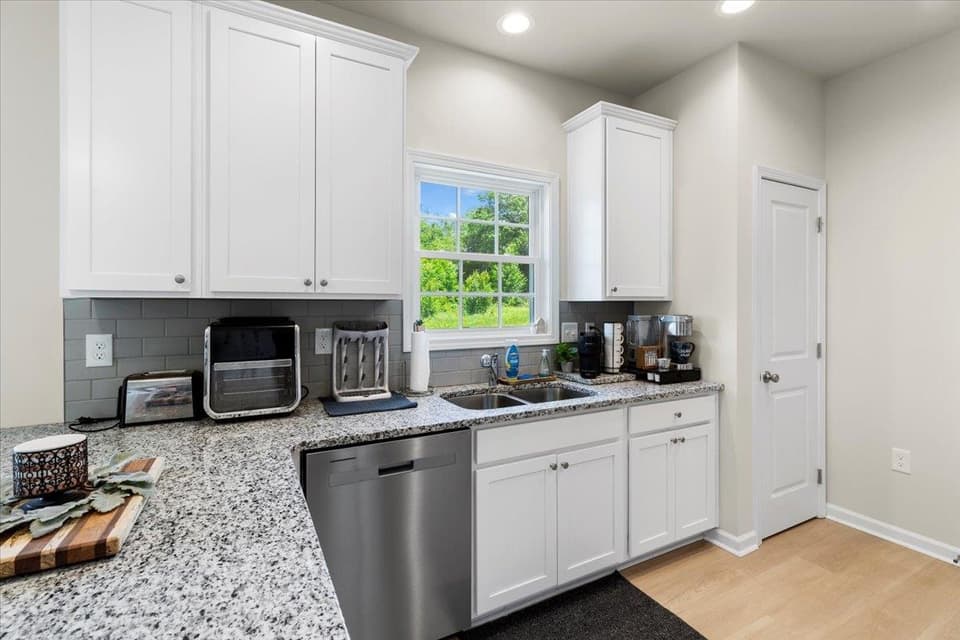 990 Holland Loop NW, photo 15 of 40