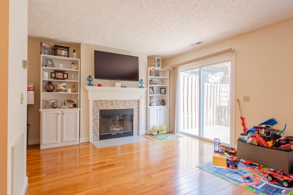 405 Silver Leaf Drive, photo 3 of 36