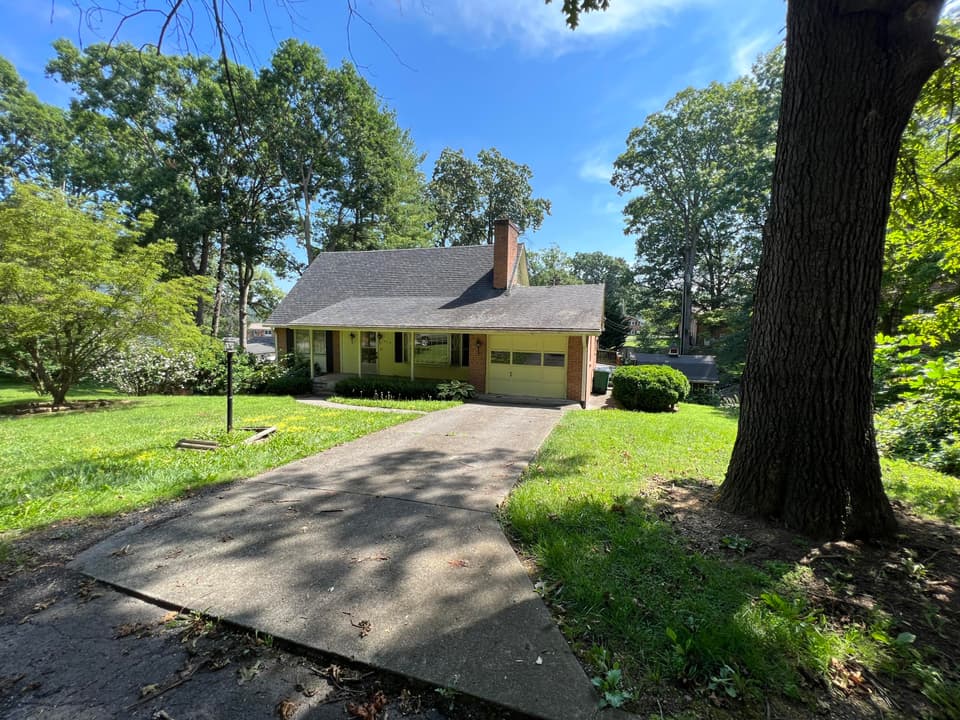 410 Dogwood Ln, photo 4 of 20