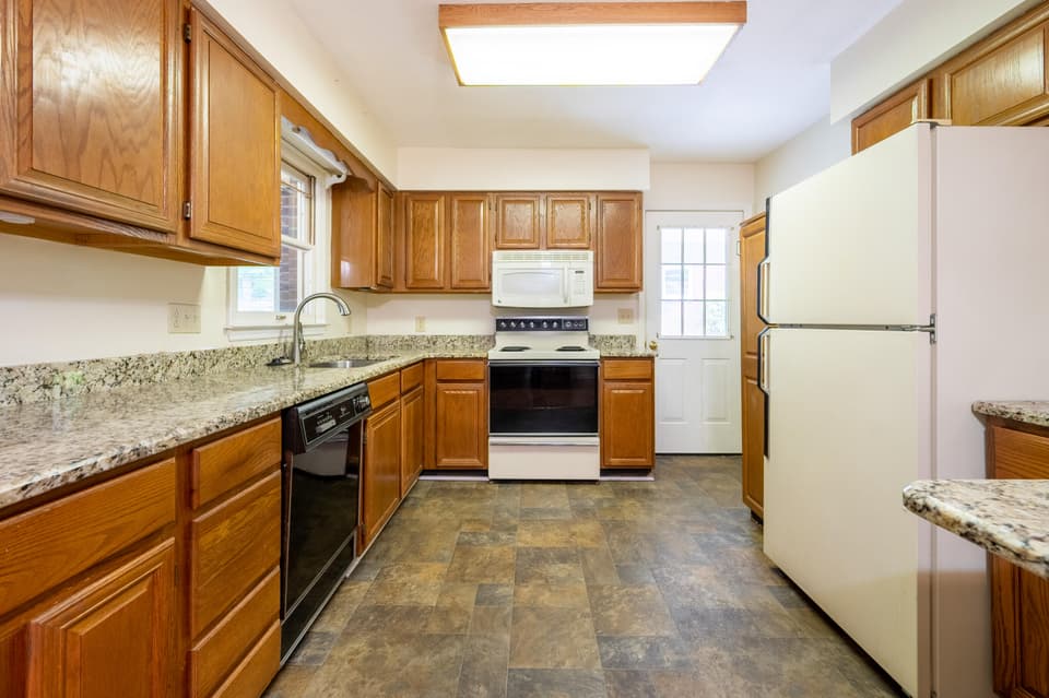 420 Overhill Rd SE, photo 10 of 34