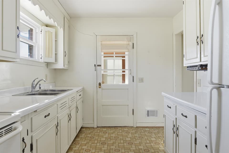 604 E Main Street, photo 13 of 40